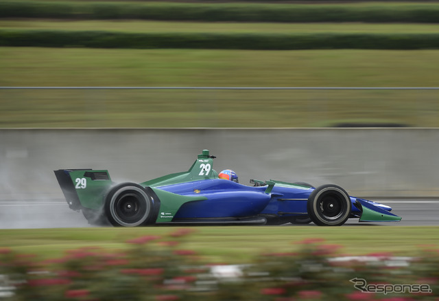 アロンソがロードコースでインディカーをテスト。