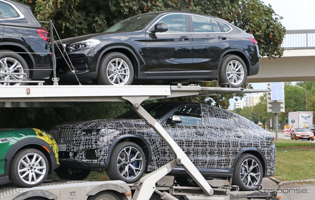 BMW X6 新型(下)とX4(上)。サイズの違いがよくわかる