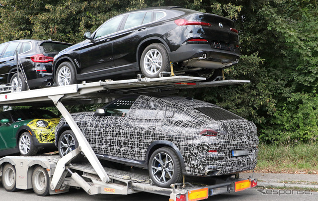 BMW X6 新型(下)とX4(上)。サイズの違いがよくわかる