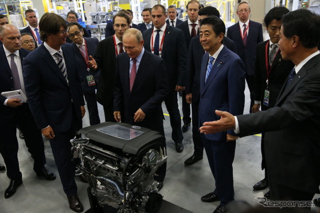 マツダとの合弁工場を視察するロシアのプーチン大統領と日本の安倍首相　(c) Getty Images
