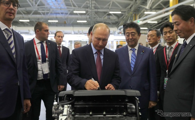 マツダとの合弁工場を視察するロシアのプーチン大統領と日本の安倍首相　(c) Getty Images