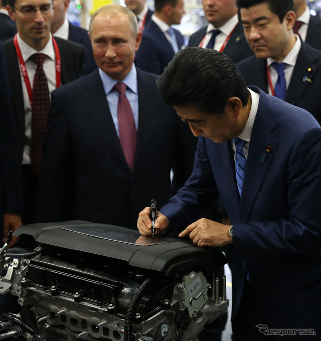 マツダとの合弁工場を視察するロシアのプーチン大統領と日本の安倍首相　(c) Getty Images