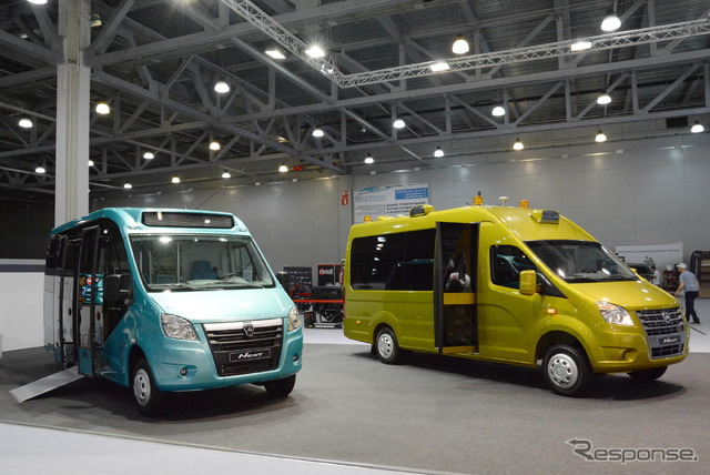 GAZガゼール・ネクストの電動バス(左)と自動運転車