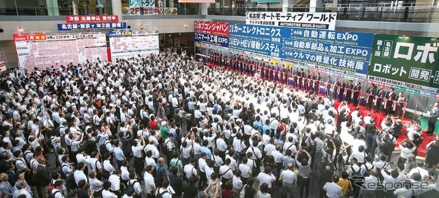 初開催となった「名古屋オートモーティブワールド」のオープニングセレモニー。黒山の人だかりに、出展企業も驚いた。