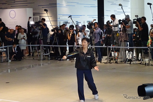 大坂選手とラリーする星野日産専務