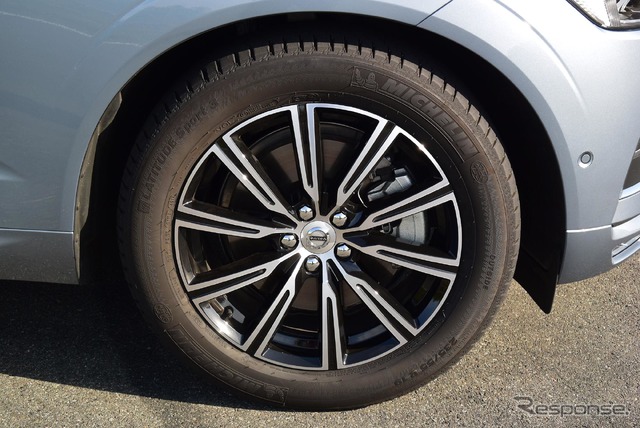 タイヤはミシュラン「LATITUDE Sport 3」で、サイズは235/55R19。