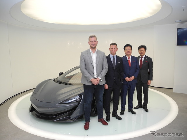 (左から)マクラーレン・オートモーティブ デザイン・ディレクターのロブ・メルヴィル氏、マクラーレン・オートモーティブ・アジア アジア・パシフィック担当マネージング・ディレクターのジョージ・ビッグス氏、SKYグループの笠井成人CEO、マクラーレン・オートモーティブ・アジア 日本支社代表の正本嘉宏氏