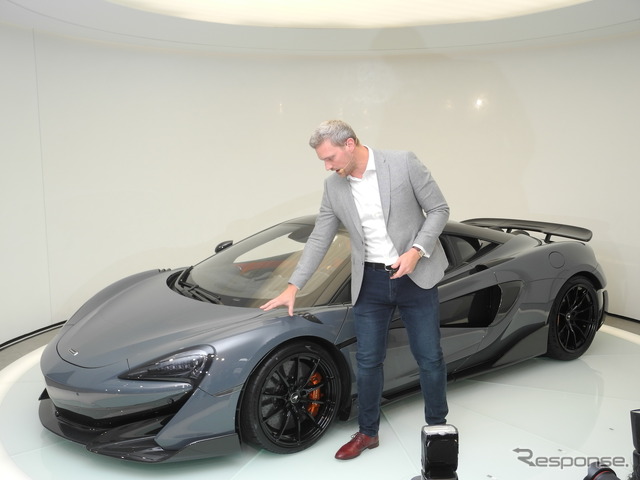 『600LT』のデザインについて説明するロブ・メルヴィル氏