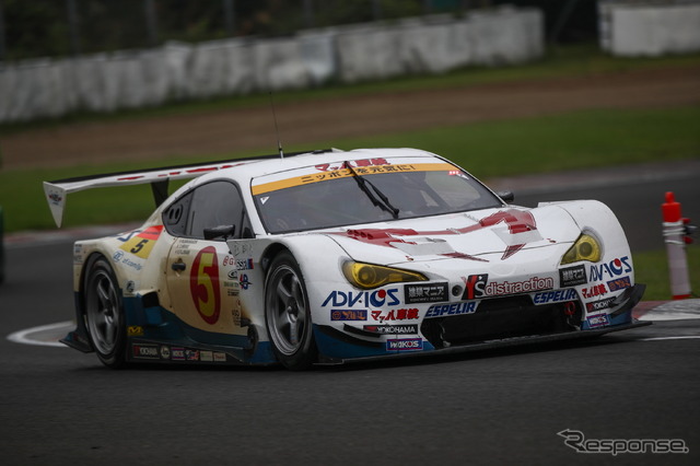 GT300クラス予選4位の#5 マッハ車検 MC86。