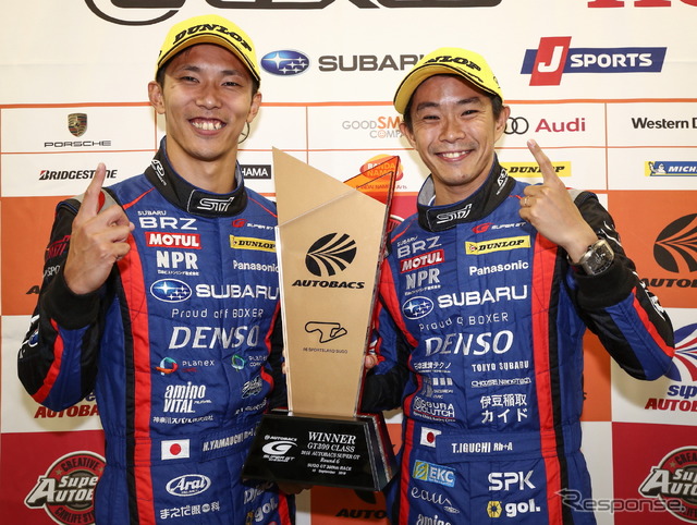 優勝した山内(左)と井口(右)。