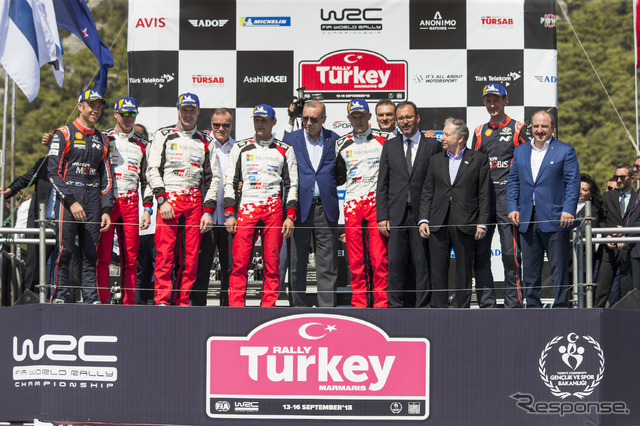 WRC第10戦トルコの表彰式。3位はヒュンダイのH.パッドン組。