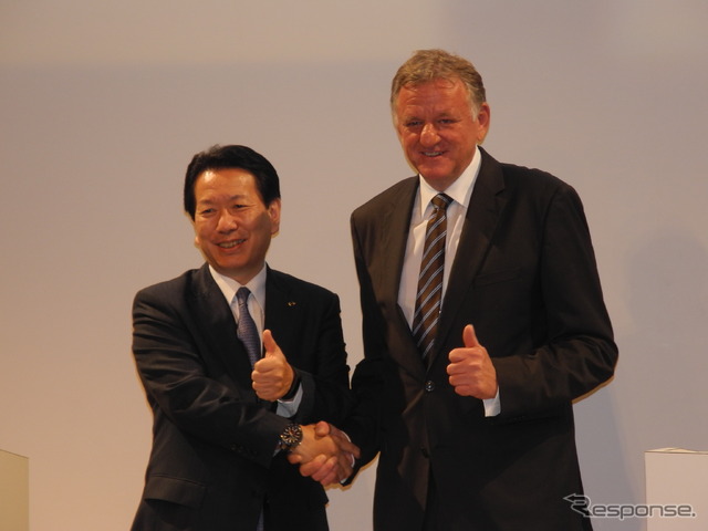 日野自動車の下義生社長（左）とVWトラック&バスのアンドレアス・レンシュラーCEO