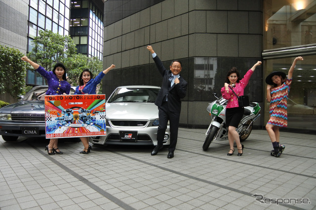 東京モーターフェス2018をPRする豊田章男 トヨタ社長と大阪府立登美丘高校ダンス部OGたち