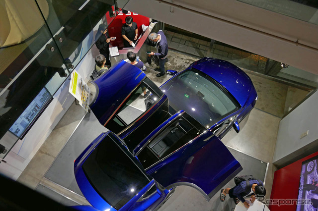 テスラ青山には多機能SUV「モデルX」が展示されていた