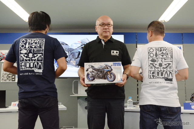 左から坂田氏、荒木氏、平野氏。ヤマハ発動機はプラモデルのためのTシャツも作成した