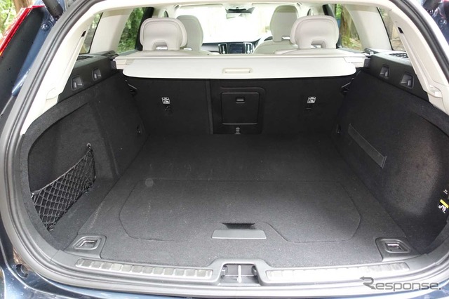 ボルボ V60 新型(T5 インスクリプション)
