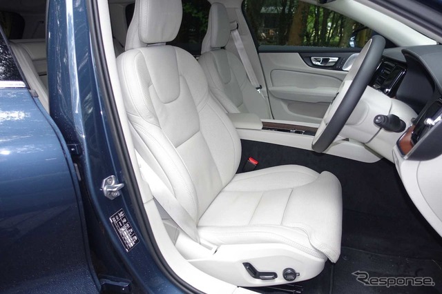ボルボ V60 新型(T5 インスクリプション)