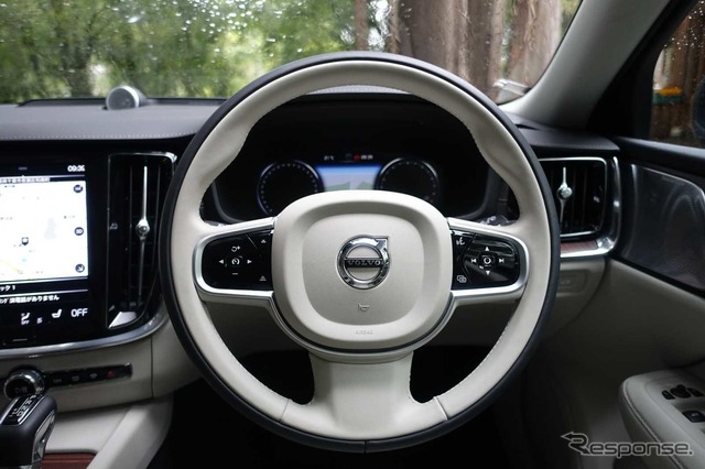 ボルボ V60 新型(T5 インスクリプション)
