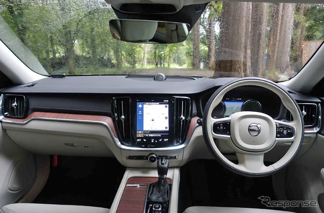 ボルボ V60 新型(T5 インスクリプション)