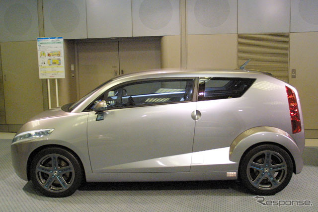 【東京ショー2001出品車】「構造をデザインした」ホンダ『BULLDOG』
