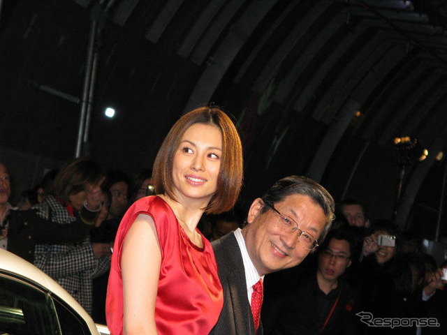 【写真蔵】米倉涼子 × GT-R × 首都高 山手トンネル
