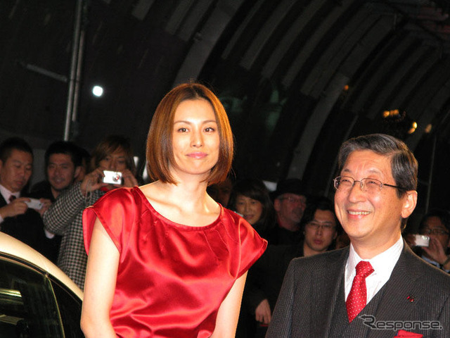 【写真蔵】米倉涼子 × GT-R × 首都高 山手トンネル