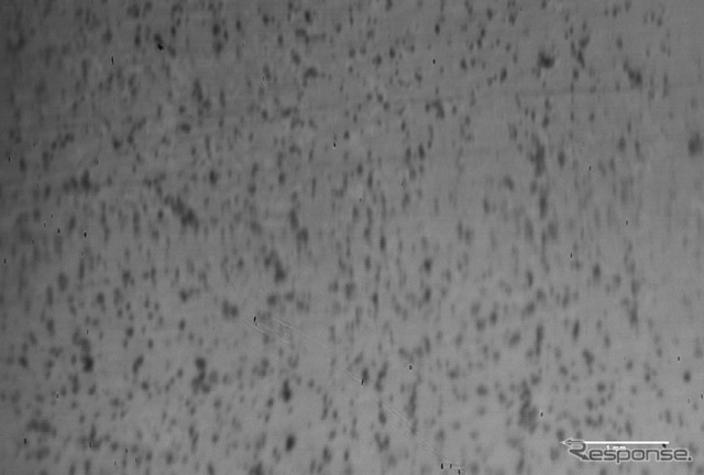 吸水剤ありのゴムを特殊試験機で撮影した接地面の画像。ゴムは黒い部分（真実接触部）が増加しており、吸水剤の周囲で真実接触することがわかる。