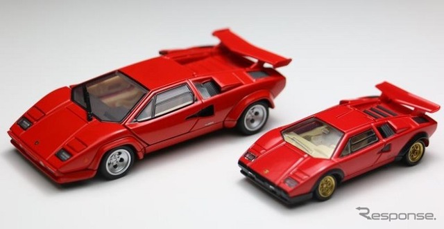 1/43スケールの新商品「トミカプレミアム RS ランボルギーニ カウンタック LP500S」（左）と通常サイズの「タカラトミーモールオリジナル トミカプレミアム ランボルギーニ カウンタック LP500S」（右）のサイズ比較