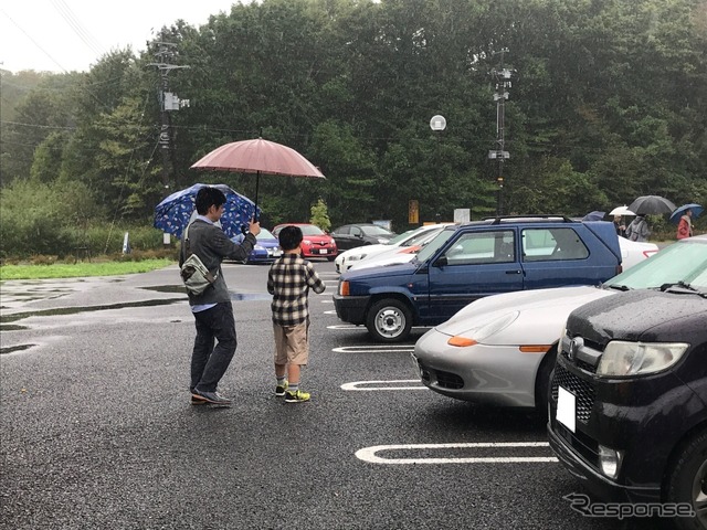 写真撮影に夢中の子供。クルマを身近に触れる機会。実は大掛かりなイベント以上に「集う」ことは貴重な機会だ。