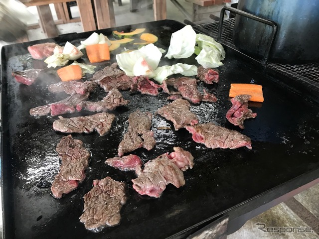 芋煮会には焼肉も定番だという。