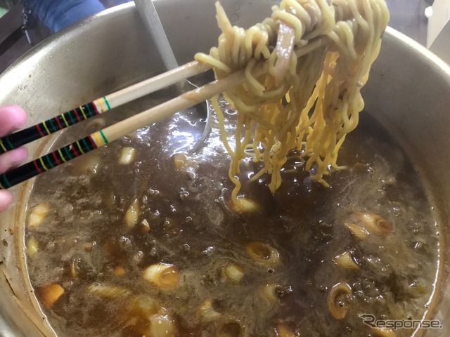 しめはカレーラーメン。鍋が美味しいのでしめも当然格別。