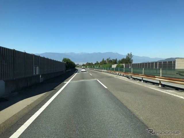 中央道を西へ走ると周りの山々が織りなす景色を見るだけでもドライブに来た甲斐を感じるものだ。
