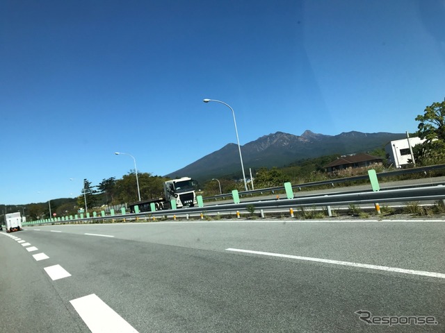 甲府盆地までは正面に南アルプス。甲府盆地からは八ヶ岳に向かってドライブすることになる。