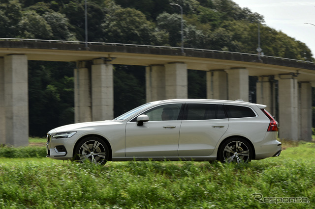 ボルボ V60 新型(T5 インスクリプション)