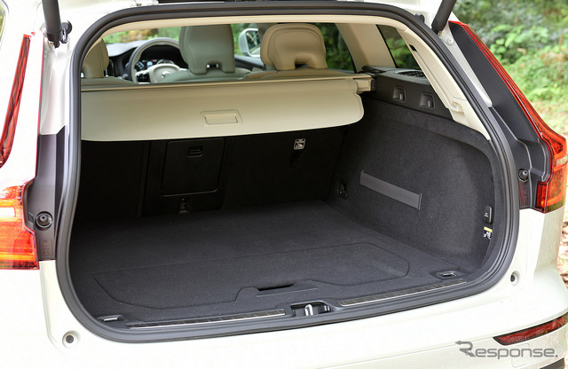 ボルボ V60 新型(T5 インスクリプション)