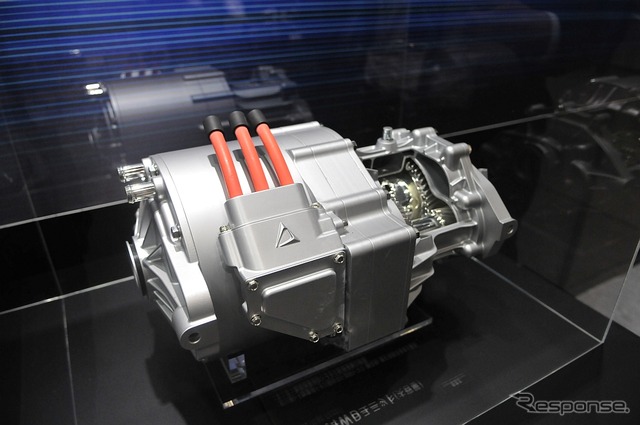 目下開発中の電気式4WDユニット「eAxle」(大容量タイプ)。写真左側に冷却水の出入り口が見える。