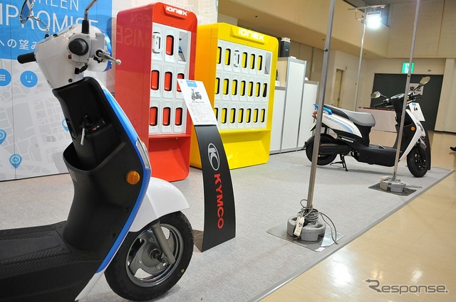 キムコ・メニー110EV(手前)とナイス100EV(奥)