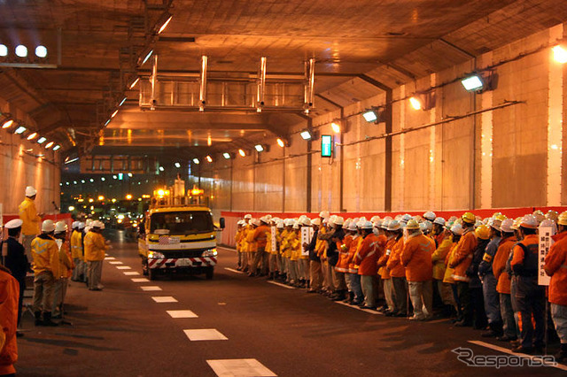 トンネル管理車両 出動式---首都高 中央環状線
