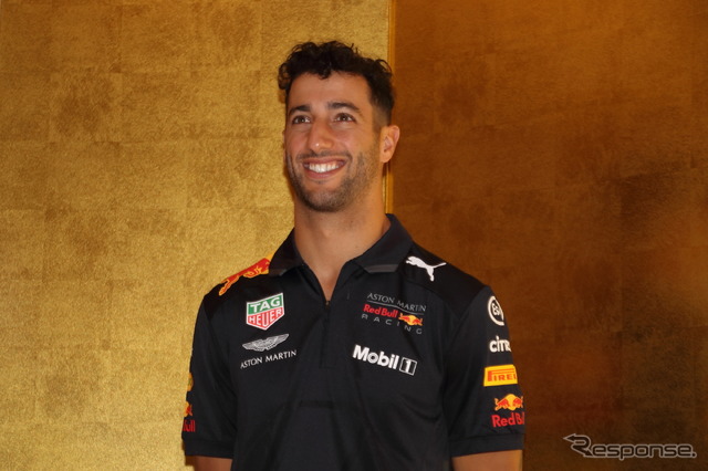レッドブルF1の2人が書道を体験