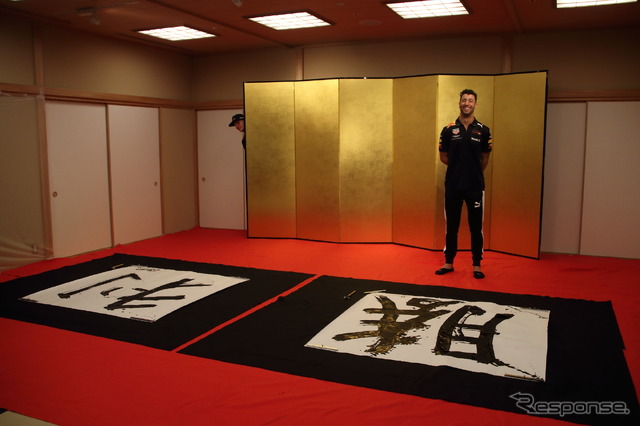レッドブルF1の2人が書道を体験