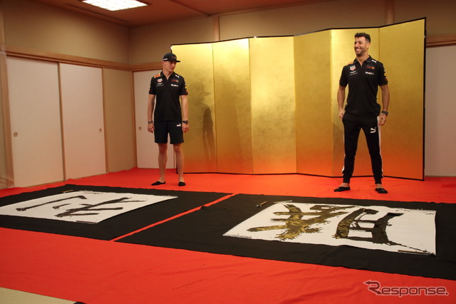レッドブルF1の2人が書道を体験