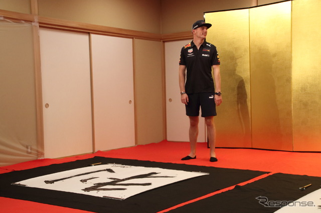 レッドブルF1の2人が書道を体験