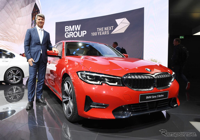 BMWのハラルド・クリューガーCEOとパリモーターショーで発表された新型3シリーズ　(c) Getty Images
