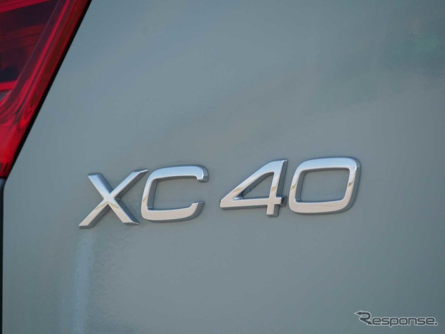 ボルボ XC40 T4モメンタムAWD