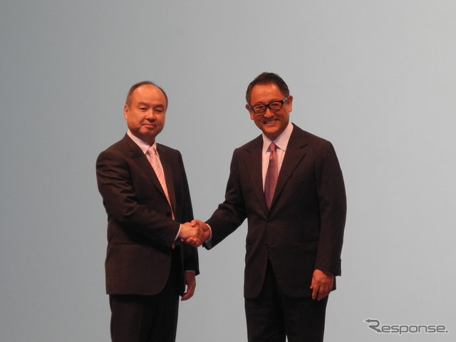 トヨタ自動車の豊田章男社長（右）とソフトバンクグループの孫正義会長兼社長