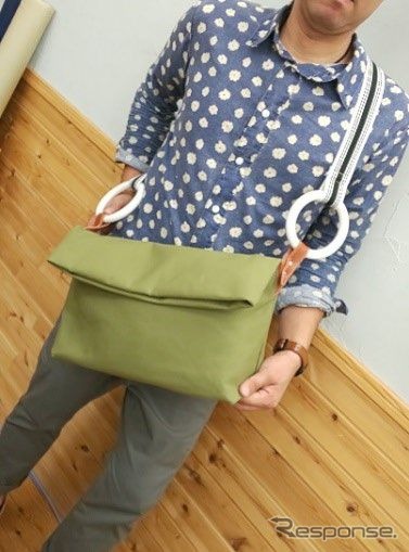 「つり革口折れショルダー」。ショルダーのジョイント部に吊り手を利用。立った時に子供の高さの吊り革になるという。