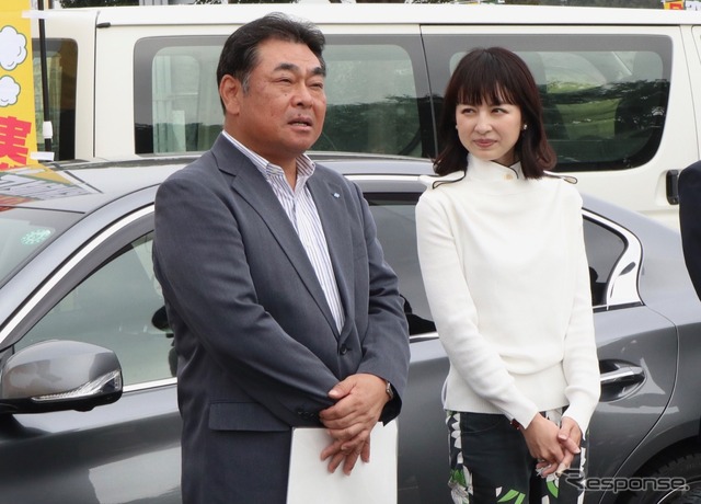 ダンロップ執行役員増田栄一氏(左)と平井理央アナウンサー(右)