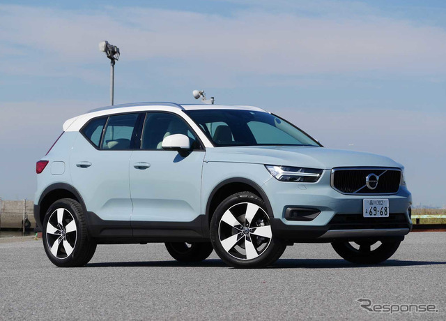 ボルボ XC40 T4モメンタムAWD