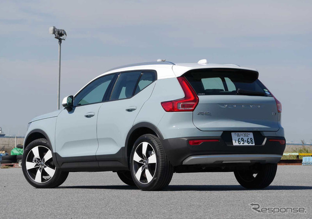 ボルボ XC40 T4モメンタムAWD