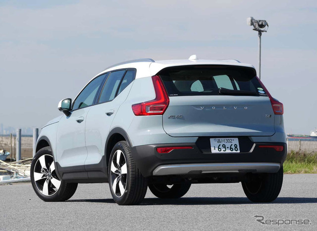 ボルボ XC40 T4モメンタムAWD